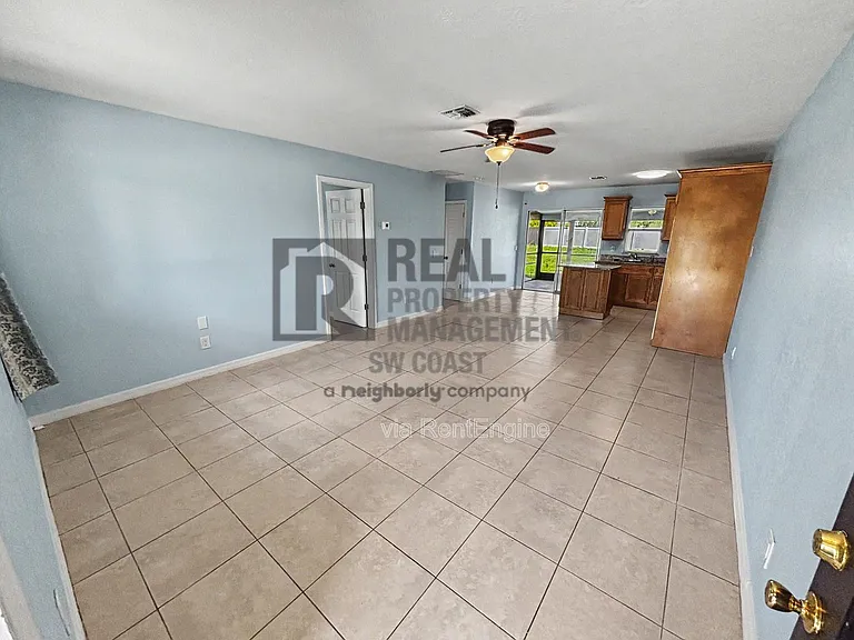 843 SW 16th Ter — Photo 3
