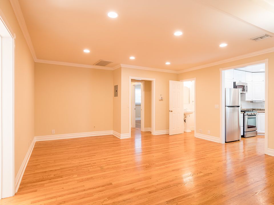 LARGE MAIN ROOM