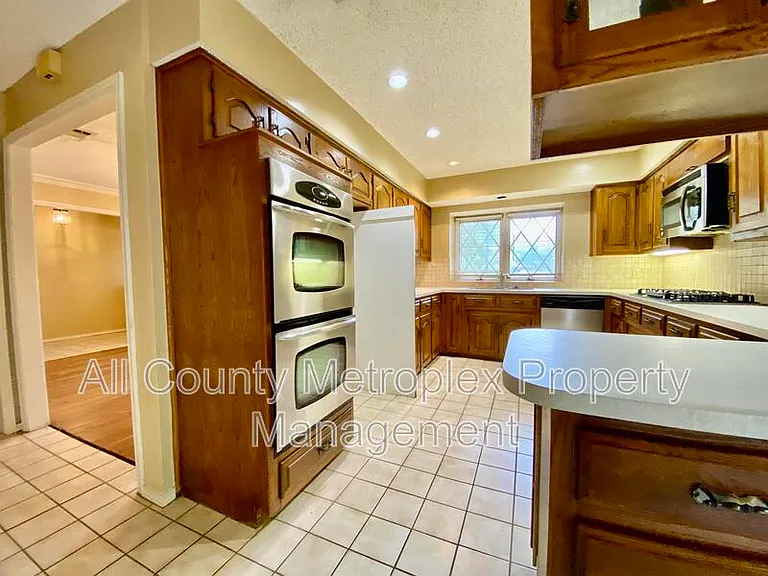 223 Woodcrest Dr — Photo 4