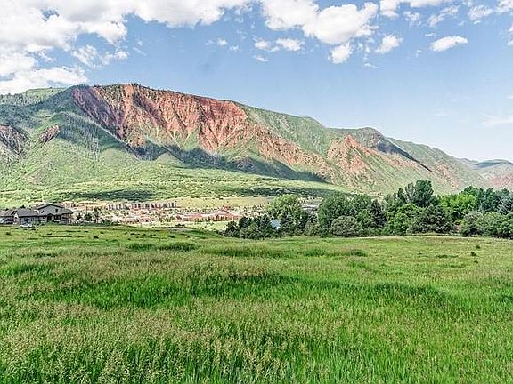 View from the cul-du-sac driveway