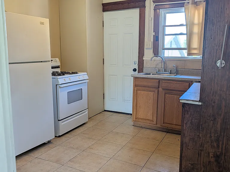 508 Harbor St #UPSTAIRS — Photo 7