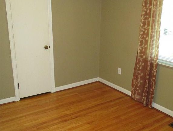 5th image of 233 Parkside Ave