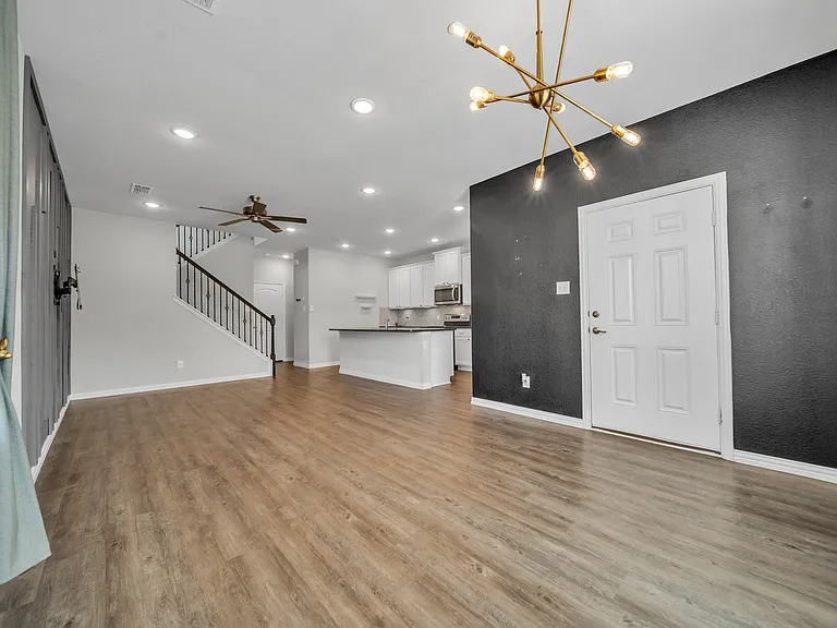 2817 Bellflower Dr — Photo 3