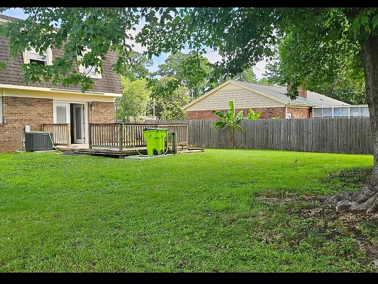 122 Daniels Ct — Photo 3
