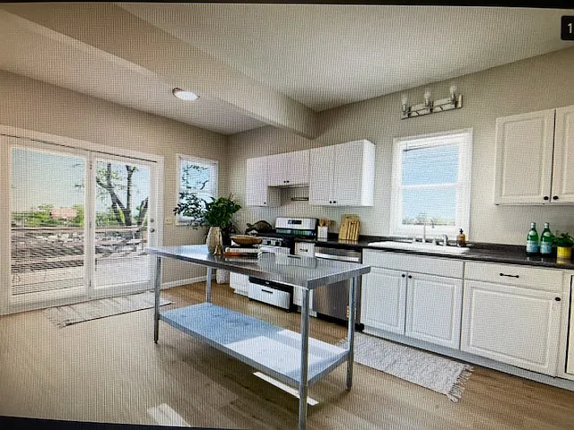 402 McIver St — Photo 12