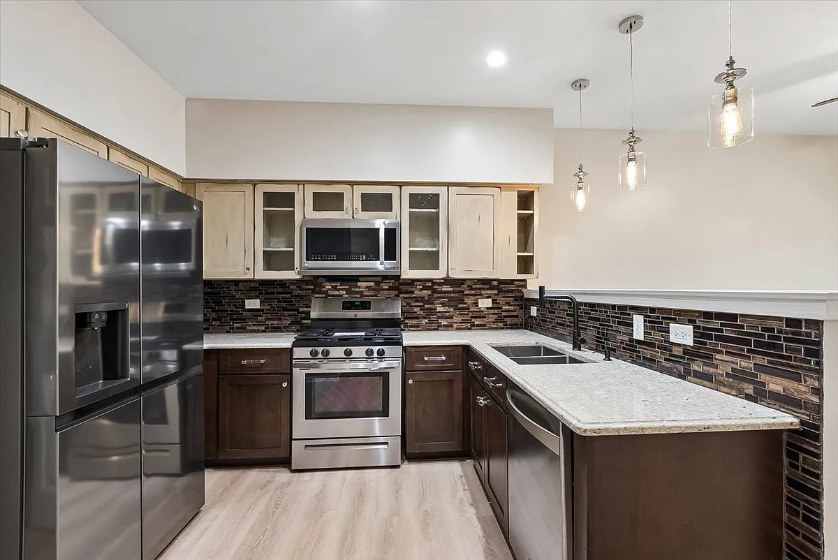 2 bed, 1.5 bath, 1343 sqft, $2,400 — Photo 4