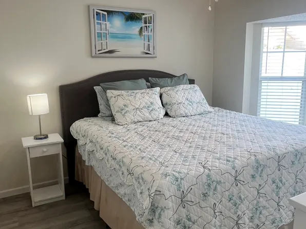 810 Harrington Lake Dr N, Venice, FL