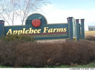 25 Applebee Farms Dr, Jacksonville, IL 62650