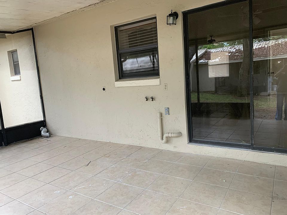 Screened-in back porch with washer/dryer hook-ups
