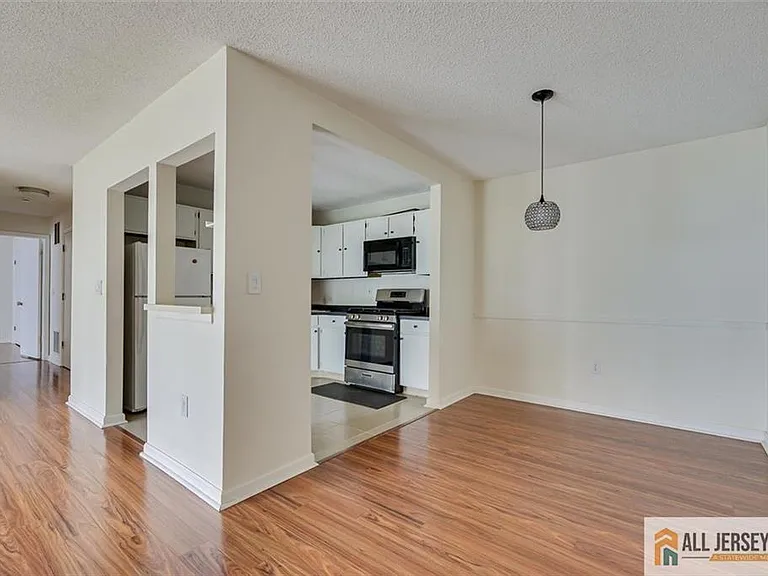 69 Amberly Ct — Photo 7