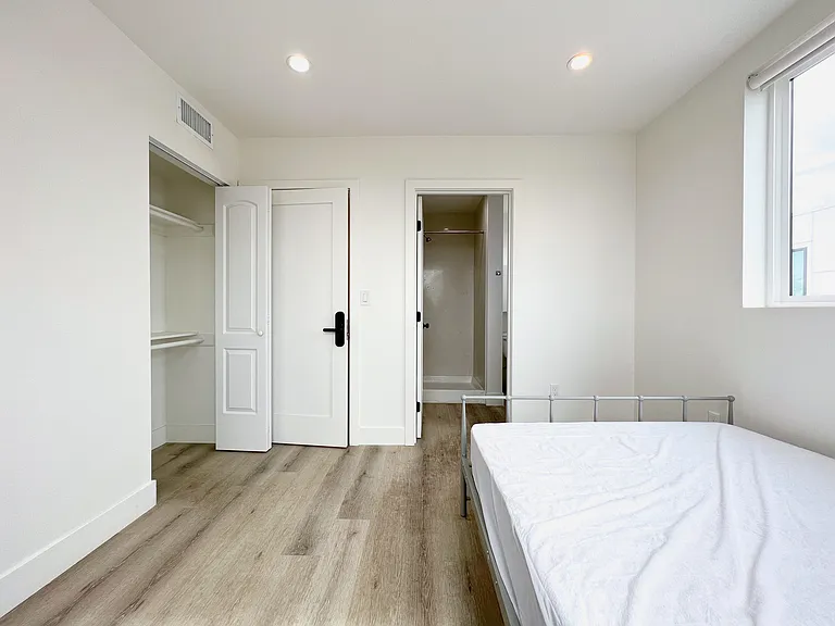 1353 1/4 W 37th St #4 — Photo 5