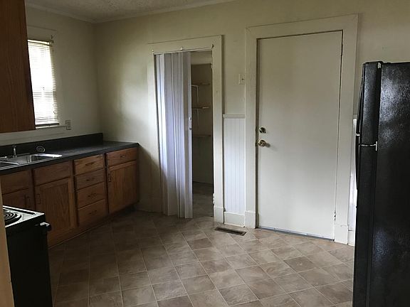 5th image of 423 East Ave