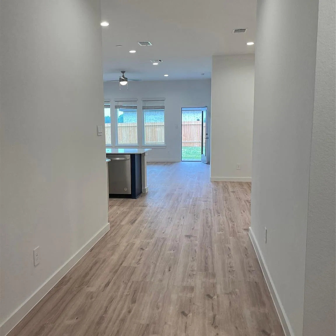 4 bed, 3.0 bath, 2054 sqft, $2,600 — Photo 2