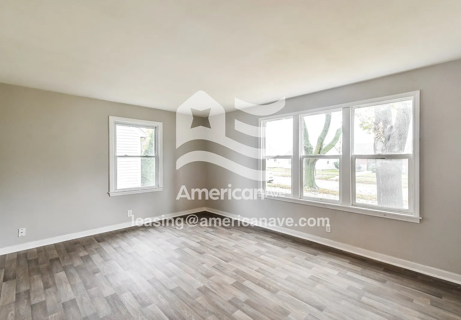 3 bed, 1.0 bath, 972 sqft, $1,560 — Photo 3