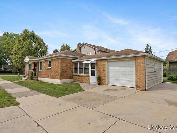 2nd image of 1101 Lake Michigan Dr NW