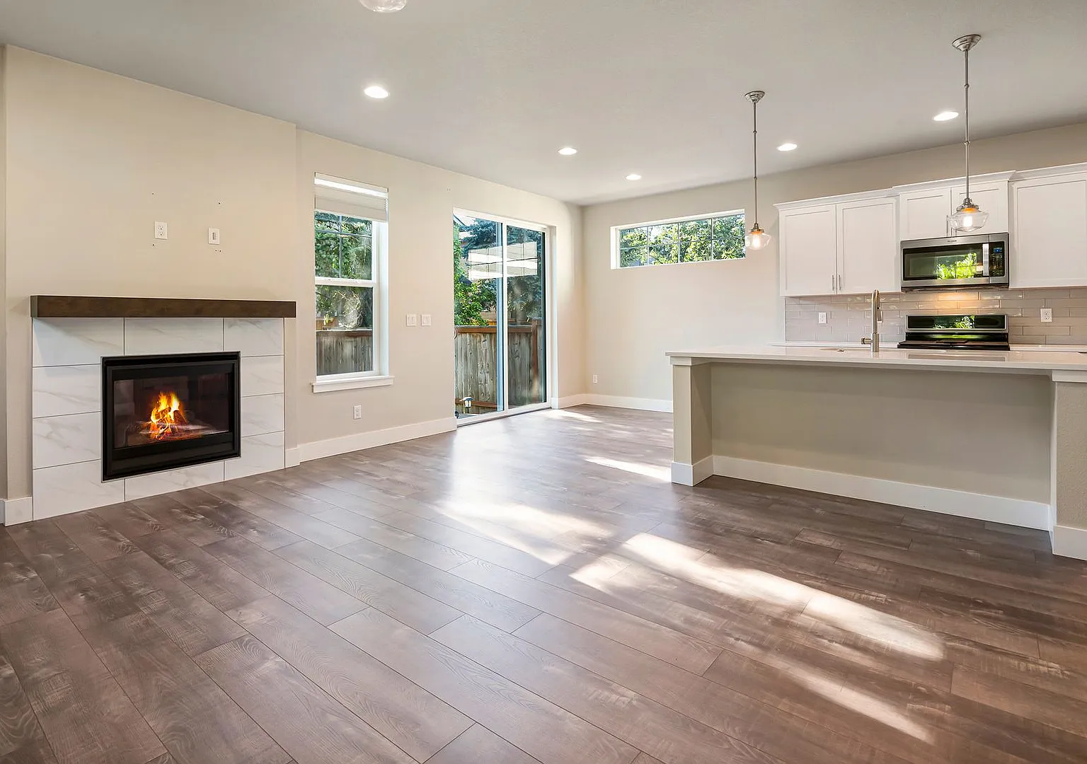 Stunning 3bd/2.5bath 2 Car Garage Fenced Yard W/Gazebo Home In The Heart Of Hillsboro! — Photo 4