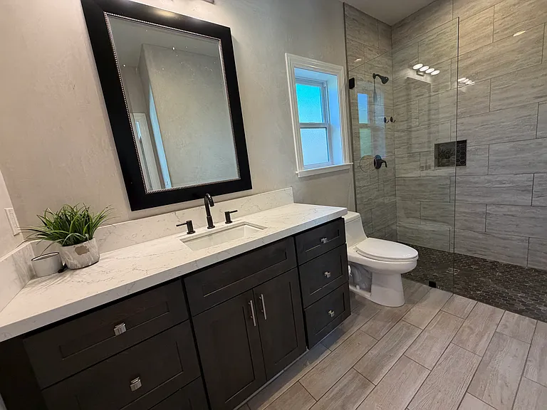 The principal bathroom with a walk-in closet.