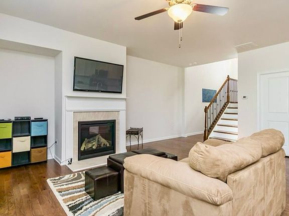 3rd image of 271 Stone Park Dr