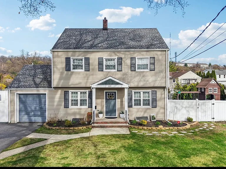 525 Ramapo Ave — Photo 1