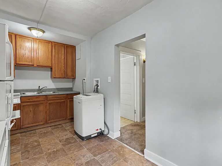 Eat in kitchen & in unit laundry & portable dishwasher