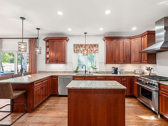 2nd image of 829 Greendale Ave