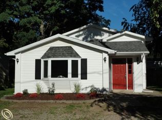 1263 Round Lake Rd, White Lake, MI 48386