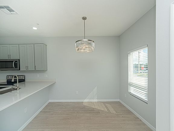 4th image of 284 N Oak Ave