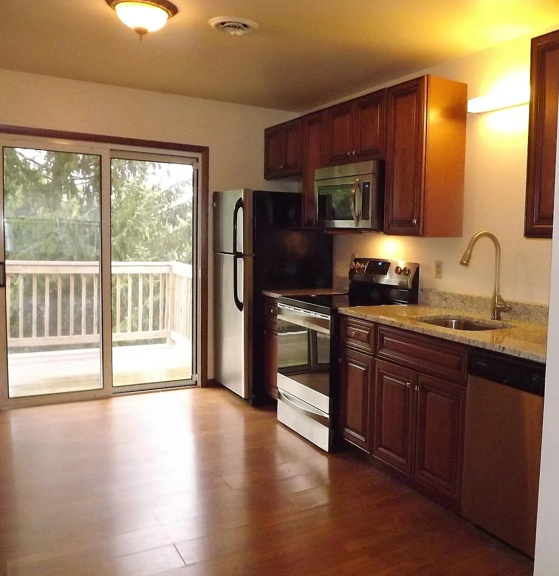 2 bed, 1000 sqft, $1,700 — Photo 2