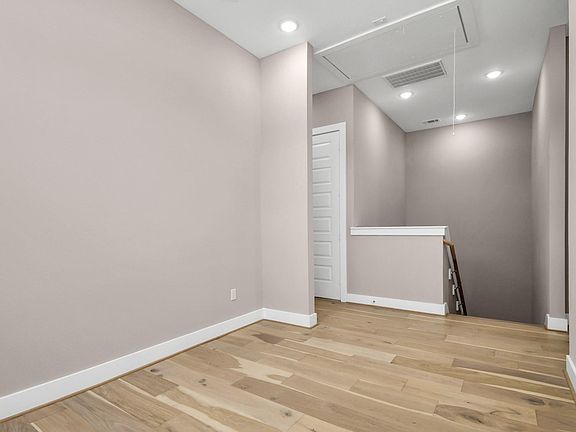 5th image of 302 Queen Sude Ln
