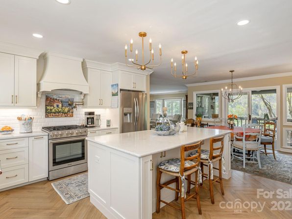 123 Burning Tree Ln, Flat Rock, NC 28731