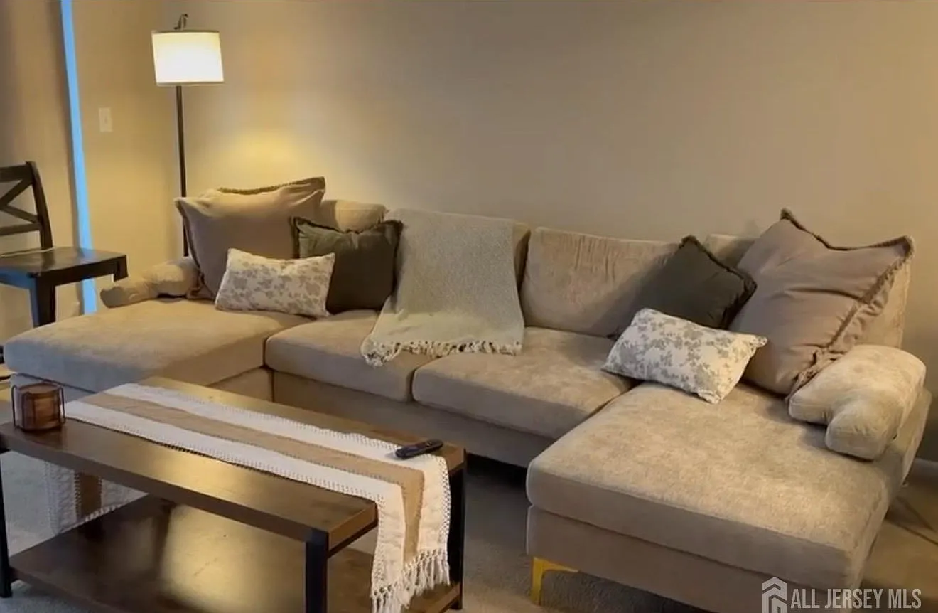 1 bed, 1.0 bath, 1030 sqft, $2,600 — Photo 2
