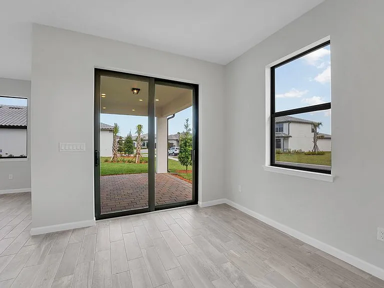 845 SE Courances Dr — Photo 11