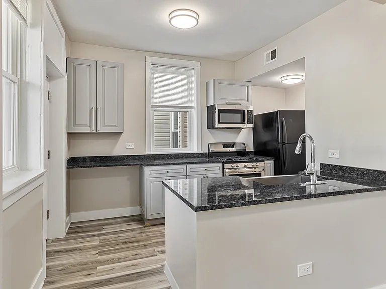 2630 W Division St #2R — Photo 3