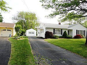 2nd image of 914 Shumaker Dr