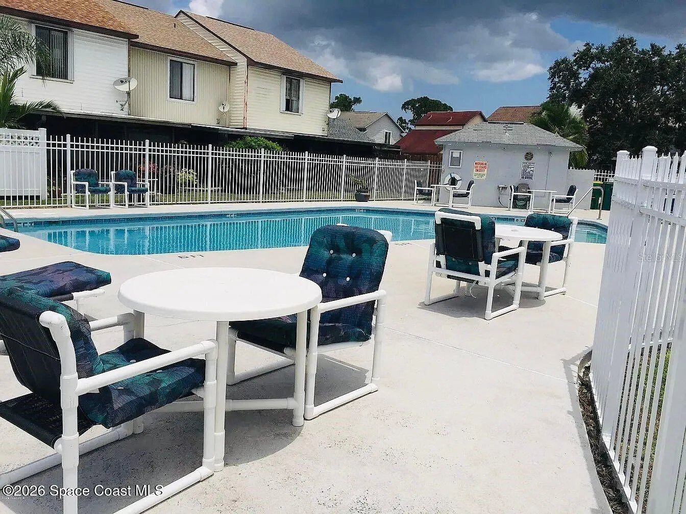2 bed, 2.5 bath, 1400 sqft, $1,900 — Photo 2