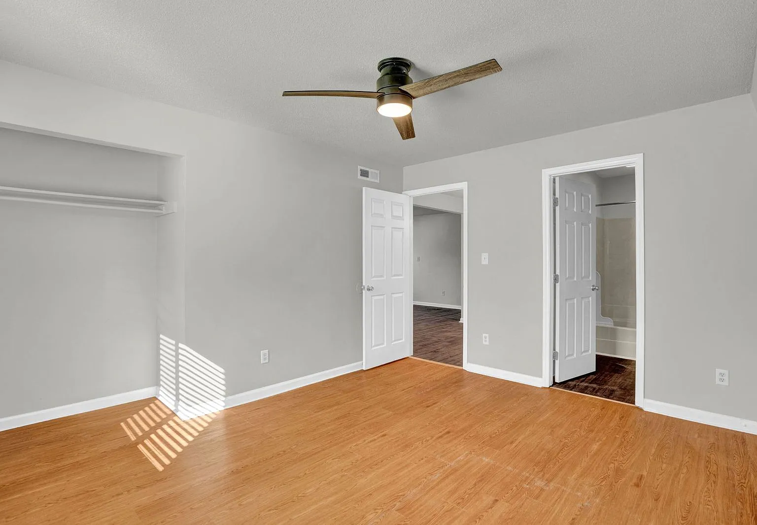 2 bed, 900 sqft, $995 — Photo 2