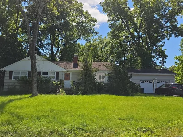 70 Lakeshore Dr, Oakland, NJ 07436