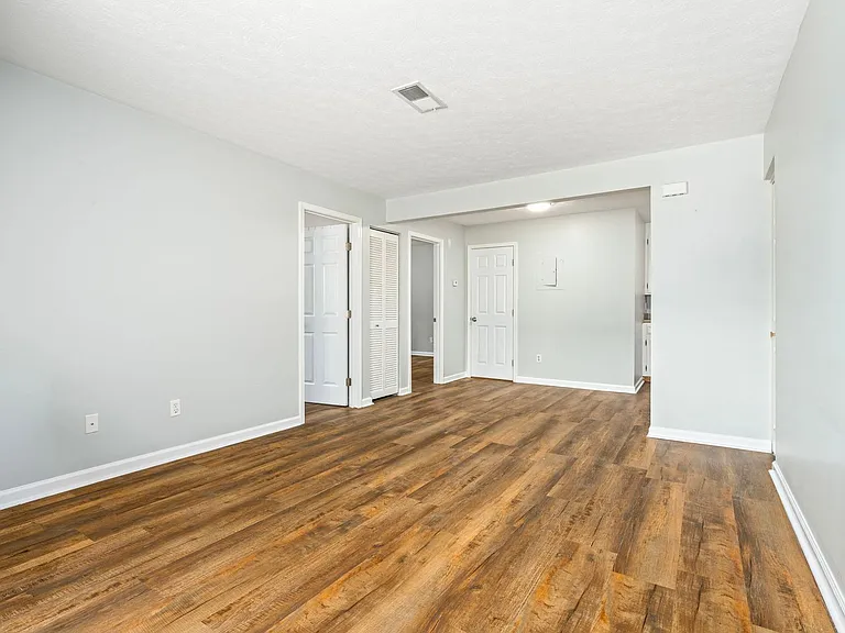 210 N Ross St #E — Photo 5