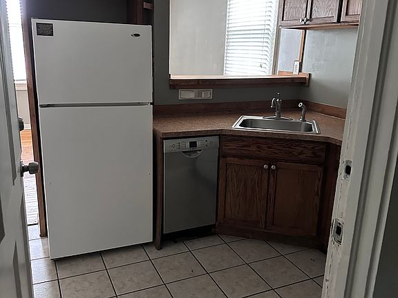 3rd image of 1020 Washington Ave APT B