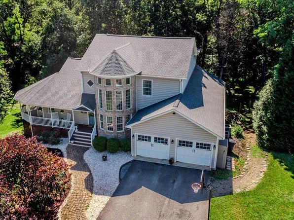 802 Lake Vista Dr, Forest, VA 24551