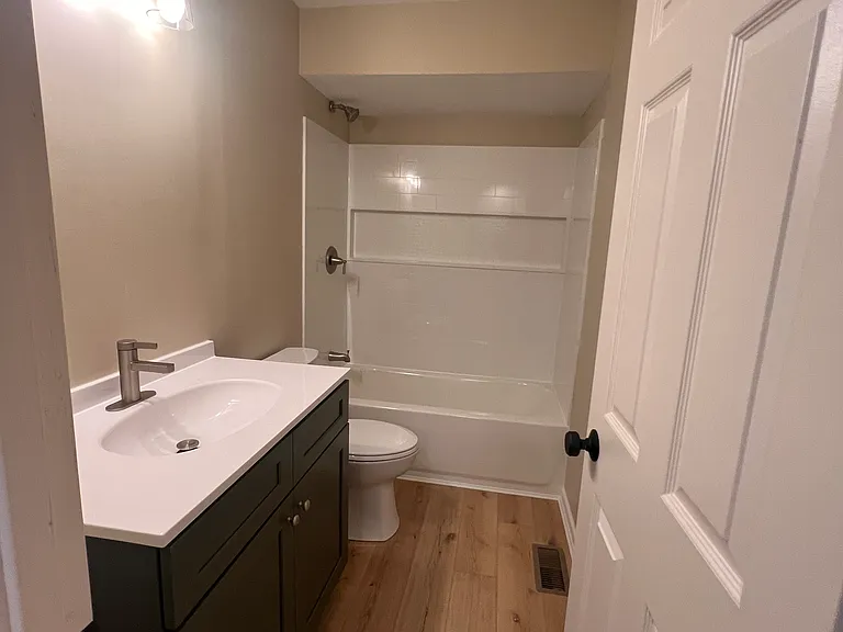 662 S Grand Ave — Photo 8
