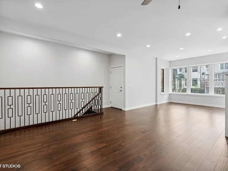 1220 W Roscoe St #1 — Photo 3