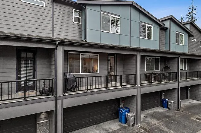 3 bed, 3.5 bath, 2027 sqft, $3,395 — Photo 3