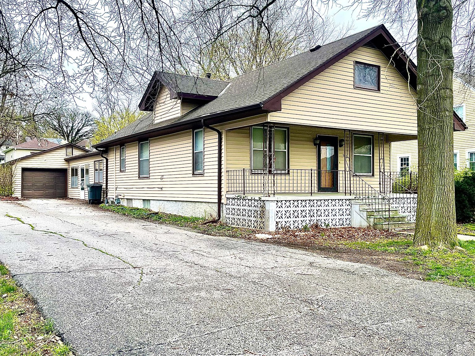 307 Pullen Ave, Oakland, IA 51560 | Zillow