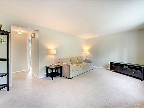 3rd image of 1048 Thornwood Dr