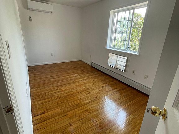 4th image of 442 Quincy Ave