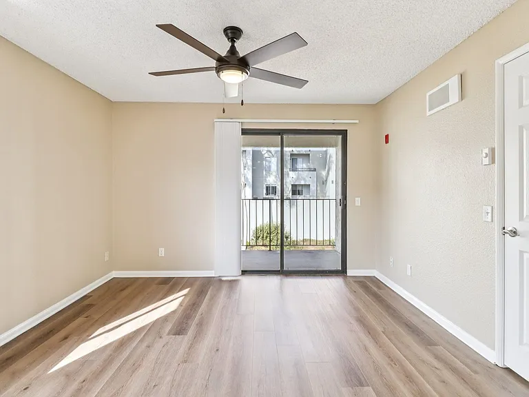 Mirada at La Jolla Colony Apartments — Photo 16