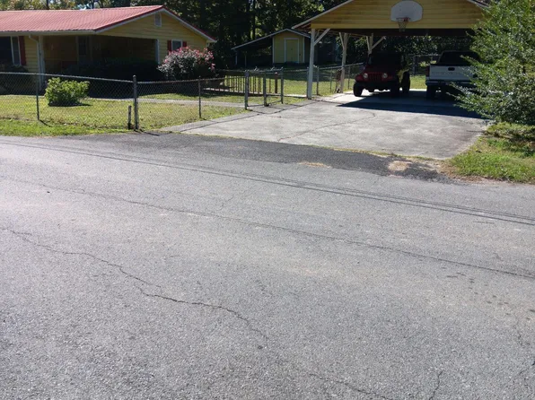 1617 Oakhill Dr NW, Dalton, GA 30721
