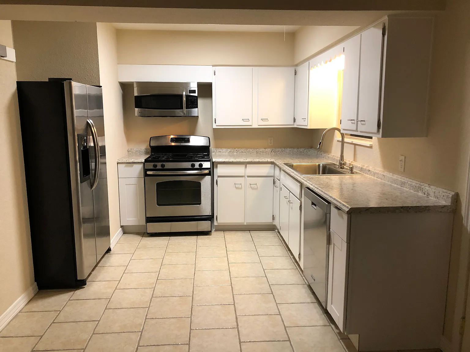 3 bed, 1259 sqft, $2,550 — Photo 4