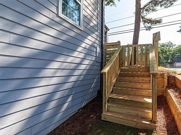 4th image of 1569 Jonesboro Rd SE